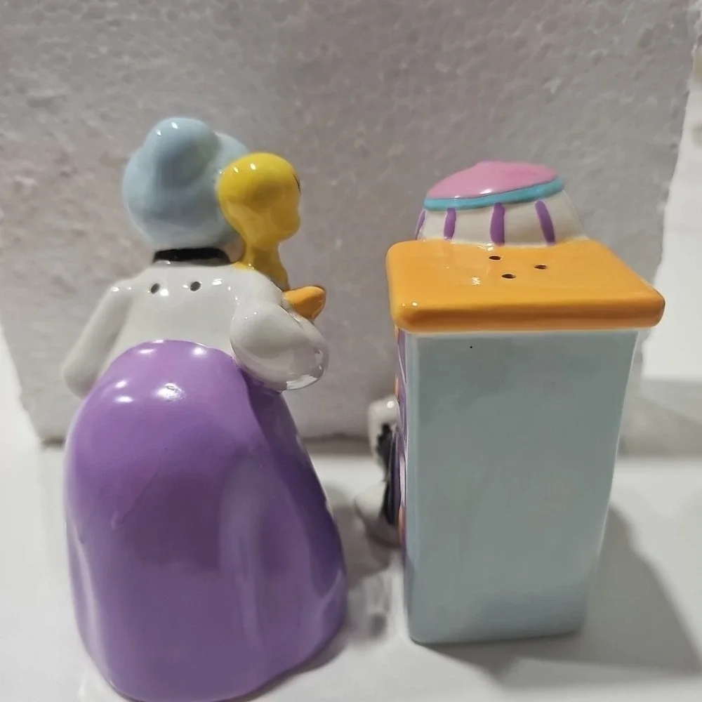 Looney Tunes Granny W/Tweety Bird & Sylvester Salt and Pepper Shakers Warner Bro